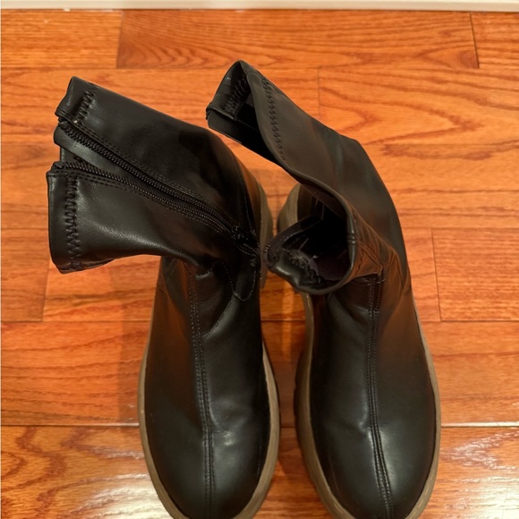 ASOS DESIGN Atlas Chunky sock boots in black with tank sole - Picture 2 of 5